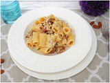 Pasta con mandorle e salsiccia