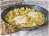 Patate in padella con uova e bacon