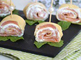 Rotolini di crepes con ricotta e salmone