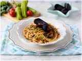 Spaghetti con cozze e peperoncini verdi