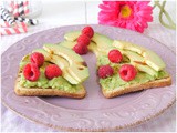 Toast avocado e lamponi