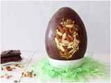 Uovo di cioccolato con frutta secca