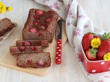 Banana bread vegano al cacao e fragole