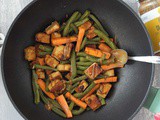 Tofu in padella marinato con verdure croccanti