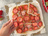 Torta al cocco senza zucchero e senza olio: ricetta facile con 4 ingredienti