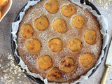 Torta vegana senza glutine con prugne gialle