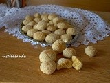 Biscotti alle mandorle pralinati al cocco