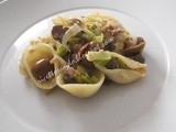 Conchiglioni con tonno capperi e olive