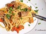 Pasta con peperoni salsiccia e funghi