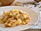 Pasta con ragù bianco di prosciutto e piselli