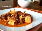 Pasta mezzi rigatoni in crema di verdura e ciuffi di calamaro