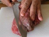 Taglio a libro e legatura di un pezzo di carne