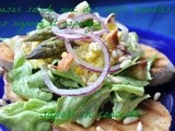 Caesar salade avec des oeufs brouillés, des oignons et asperges