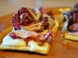 Crackers con crescenza e radicchio