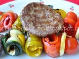 Hamburgher di vitello con spiedini di verdure