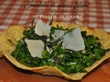 Insalata di spinaci freschi con semi di girasole e zucca in cialda di grana