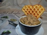 Patè di olive con waffel all'aglio