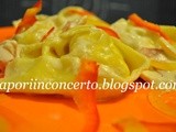 Ravioloni allo zafferano con morbido ripieno di ricotta e peperoni