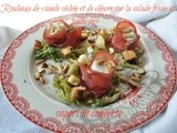 Rouleaux de viande séchée et de chèvre sur la salade frisée et fruits secs