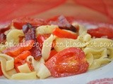 Tagliatelle con peperoni,pomodori datterini e speck