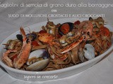 Tagliolini di semola di grano duro alla borraggine con sugo di molluschi, crostacei e alici croccanti