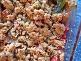 Old-fashioned rhubarb crumble