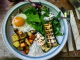 Bratkartoffel,gemischter Salat mit Wildkräutern und Bärlauchblüten,Joghurtdip,Zucchini,Spiegelei,Birnen in Rotwein, vegetarisch
