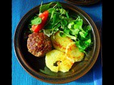 Frikadellen,gebratene Kloßscheiben,Salat