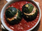 Gefüllte Zucchini,Tomatensauce,Reis,Salat