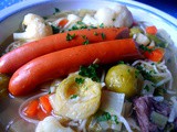 Gemüsesuppe mit Nudeln und Wienerwürstschen