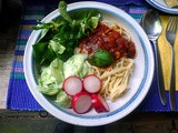 Kamut-Spaghetti,Tomatensauce,Salate,vegan