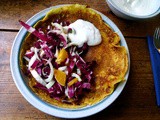 Kichererbsenpfannkuchen,Radicchio-Fenchelsalat,Gewürzbirne,vegetarisch