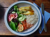 Lachsforelle ,gebratene Zucchini ,gemischter Salat, Gurkensalat,Reis, pescetarisch