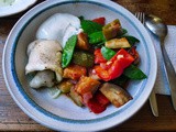 Ratatouille,Schollenfiletröllchen,Joghurtdip (pescetarisch)