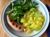 Schlotziger Kartoffelsalat mit grober Bratwurst und Feldsalat