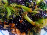 Schwarzer Reis,Brokkoli mit gerösteten Nüssen,Erdbeeren,vegetarisch