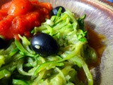 Zucchini Spaghetti mitOliven,Tomatensauce