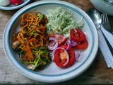 Zwei Sorten Spaghetti mit Champignons,Kohlrabisalat,Tomatensalat, vegan