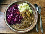 Zwiebelsauce,Kartoffelsalat,Rotkrautsalat,vegetarisch