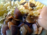 Zwiebelsauce,Kartoffelstampf, Weißkrautsalat,Birnenmus