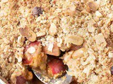 Crumble di mele con fiocchi di avena e frutta secca