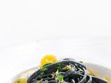 Linguine al nero di seppia e pachino gialli