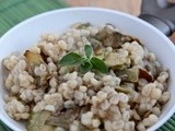 Orzo saltato con zucchine e carciofi