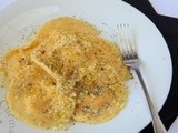 Ravioli di zucca con mandorle amare e pistacchi