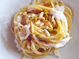 Spaghetti fiori di zucca stracciatella e pinoli