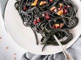 Spaghetti nero di seppia, melograno e guanciale croccante