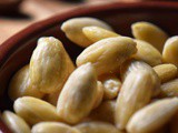 How to Blanch Almonds in 5 Easy Steps