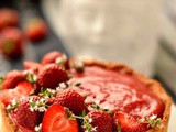 Crostata al bianco mangiare, fragole e timo
