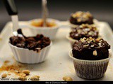 Cupcakes al cioccolato, salsa mou, arachidi e anacardi salati