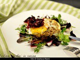 Hamburger al piatto, con formaggio, uovo e cipolle caramellate